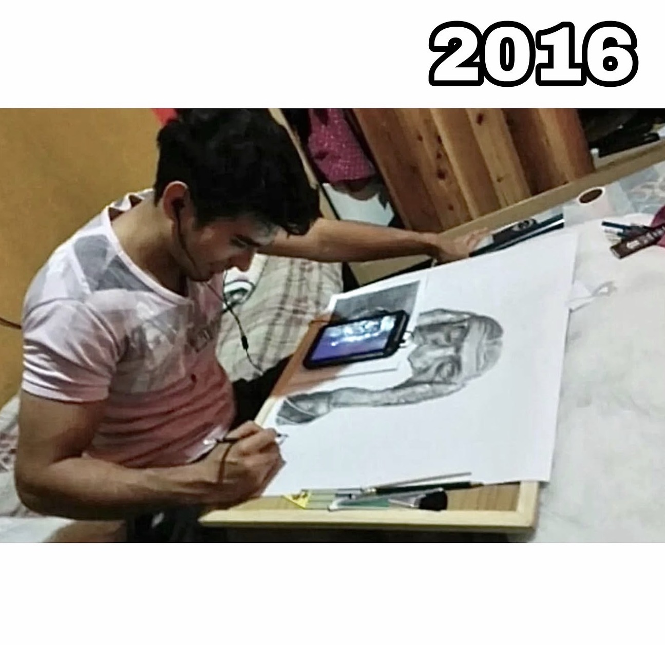 Edison Zárate en 2016 practicando un retrato a lápiz