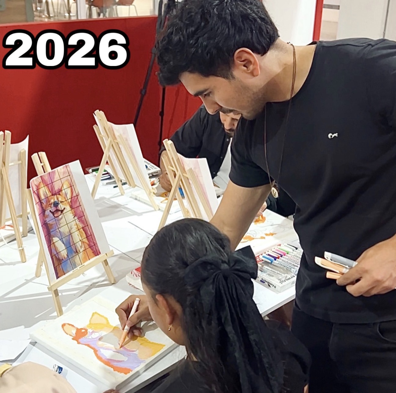 Edison Zárate en 2026 acompañando a una participante en un taller de dibujo