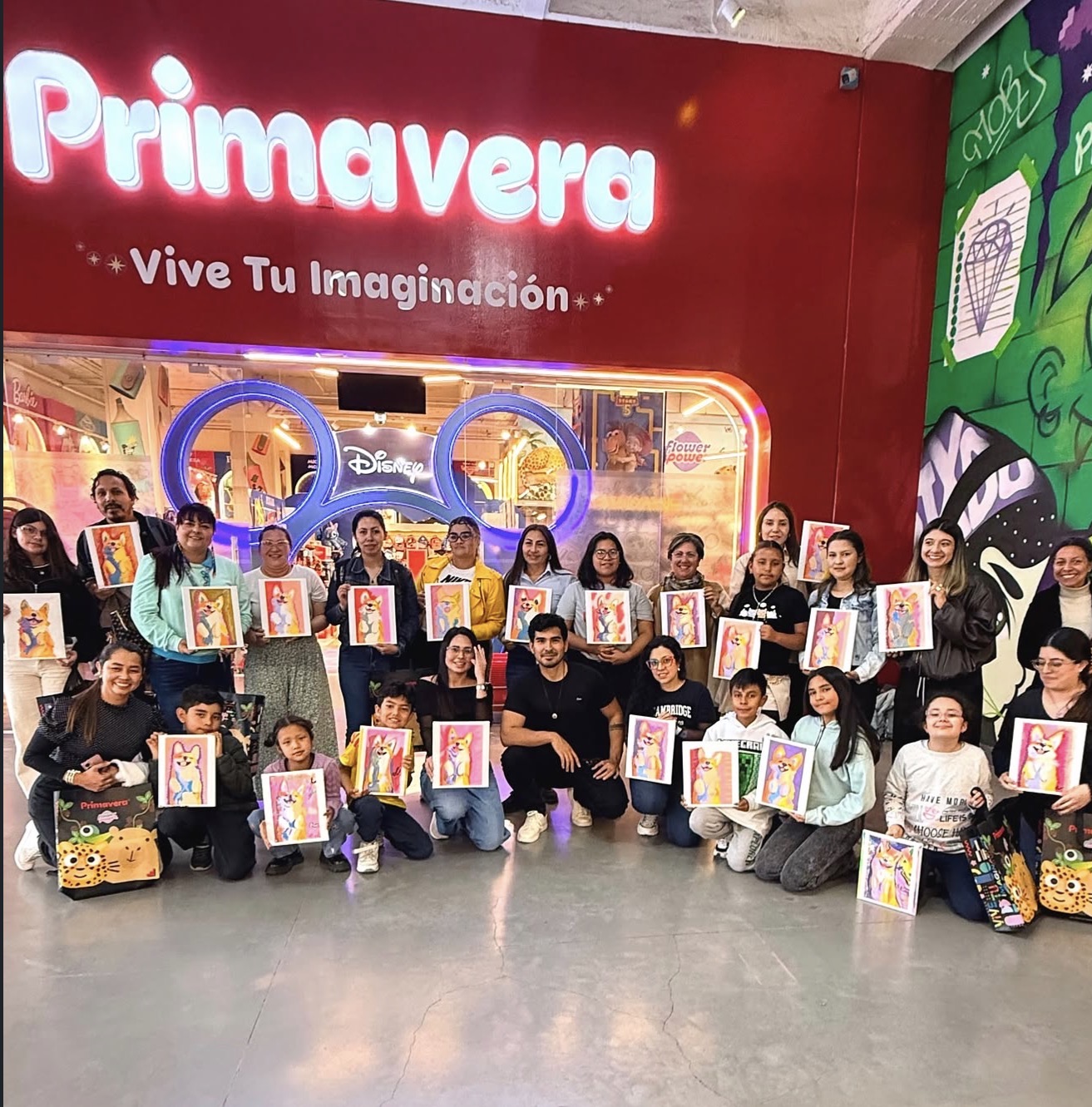 Edison Zárate junto a participantes de un taller mostrando sus dibujos en Primavera